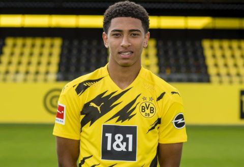 Jude Bellingham poses for a picture in Borrusia Dortmund jersey.